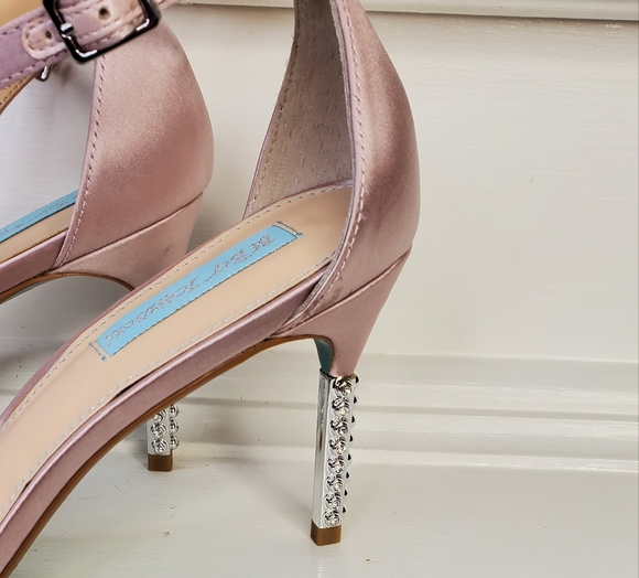 BETSEY JOHNSON Elegant Pink Feathered Women's Heels - Picture 4 of 10